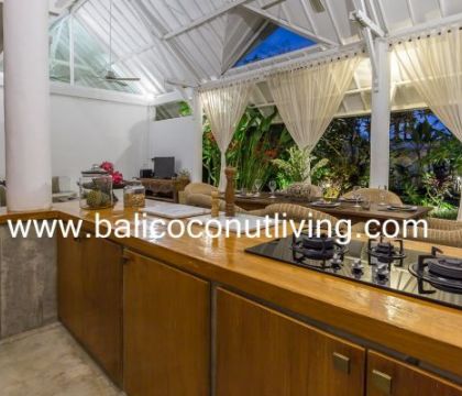 Villa White Peacock 